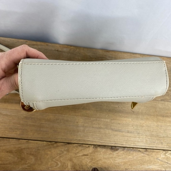 Steve Madden light gray crossbody bag with gold chain strap hardware - Picture 4 of 13